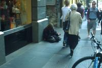 hombre pidiendo