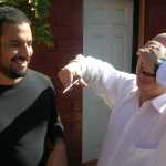 Mi pap� que se ofreci� voluntariamente para recortarme la barba

My father who volunteered for triming my beard