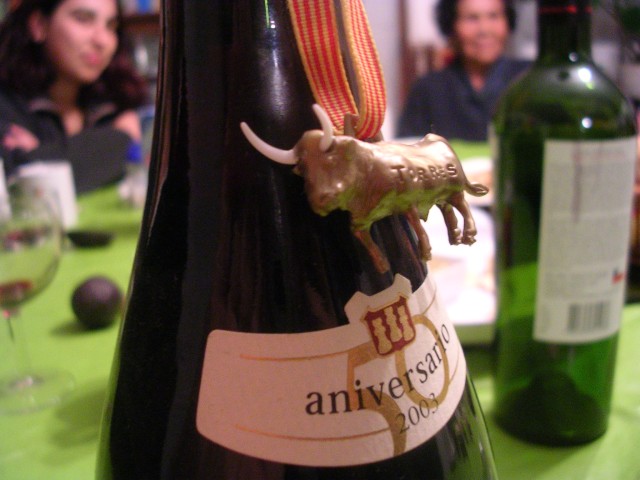 Una extra�a combinaci�n: un toro colgando de una cinta con la bandera de Catalunya (el toro NO ES aceptado como s�mbolo por los Catalanes)

A strange combination: a bull hanging from a ribbon with the flag of Catalonia (the bull IS NOT accepted as symbol by the Catalans)