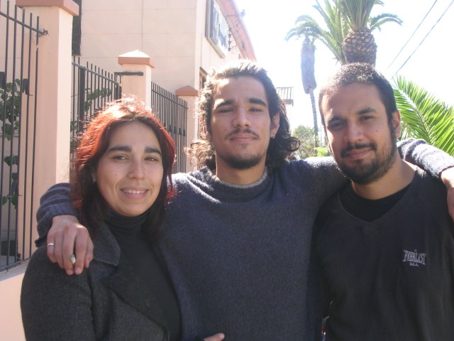 Mis dos hermanos, Claudia (26) y Juan Carlos (19)

