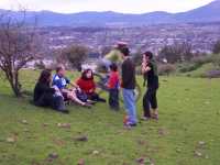La pasamos muy bien en el cerro ... fuimos a andar en bicicleta y mi pap� llev� una misteriosa mochila. Dentro de la mochila ... �agua? �No! Una botella de pisco sour y vasos para todos :-)