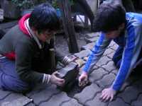 Los ni�os ayudando en la casa

The kids helping in the house