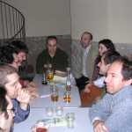 En un Bar, L. aparece al fondo junto a P.

In a Bar, L. appears in the back with P.