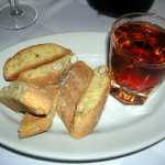 Un postre riqu�simo: unas galletas con almendras muy duras que se mojan en un licor muy fuerte

A tasty dessert: some hard cookies with almonds that you have to dip in a very strong liquor