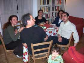 Una agradable y rica cena con compa�eros de la universidad, en casa de C. y L., junto a M. S. y su hija L.


A nice and delicious dinner with collegues/friends from the university at C. and L.'s with M. S. and their daughter L.