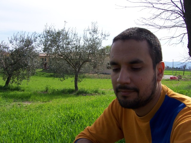 Un buen picnic con hamburguesas vegetarianas, en el valle que rodea el centro hist�rico

Having a nice picnic with vegetarian hamburgers, in the valley surrounding the storical center