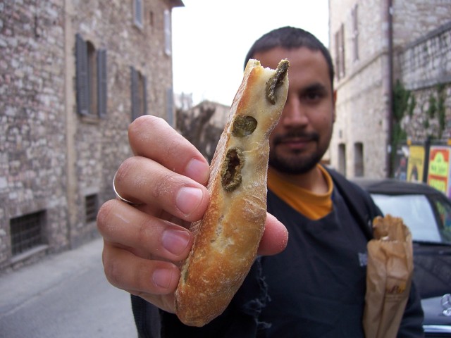Un exquisito pan con aceitunas. Tambi�n ten�an con cebolla y con pasas ... �excelente!

A delicious bread with olives. They have also with onions and with raisins ... great!