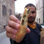 Un exquisito pan con aceitunas. Tambi�n ten�an con cebolla y con pasas ... �excelente!

A delicious bread with olives. They have also with onions and with raisins ... great!