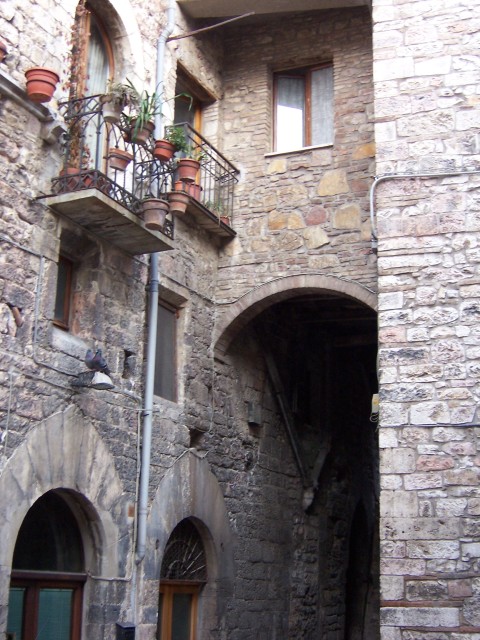 Una vista de una calle en As�s.

A view of a street in Asis.