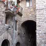 Una vista de una calle en As�s.

A view of a street in Asis.