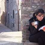 Aprovechamos de tomar el t� en una remota esquinita de la ciudad.

We had tea in a remote corner of the city.