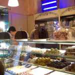 Una pasteler�a donde probamos pasteles de pistacho y almendras.

A bakery where we tasted pies made of pistaccio and almonds.
