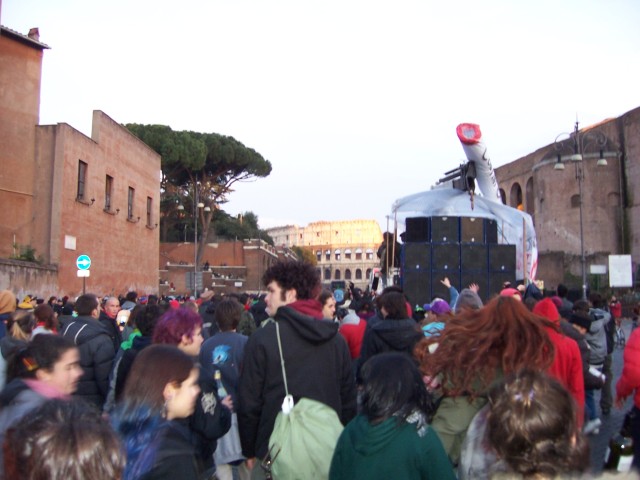 La marcha se aproxima al coliseo.

The demonstration approaches the coloseo.