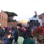 La marcha se aproxima al coliseo.

The demonstration approaches the coloseo.