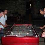 Jugando taca-taca en el Ovella Negra ...