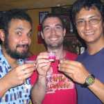 Probando un chupito de "La Muerte".Trying a shot of "La Muerte".