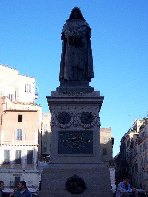 Escultura en homenaje al fil�sofo y matem�tico Giordano Bruno, en el Campo de Fiori de Roma, lugar donde fue enviado a la hoguera por la Inquisici�n

An sculpture in memmory of the philosopher and mathematician Giordano Bruno, on the Campo di Fiori, Roma. In this place he was burned by the Inquisition