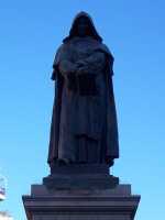 Escultura en homenaje al fil�sofo y matem�tico Giordano Bruno, en el Campo de Fiori de Roma, lugar donde fue enviado a la hoguera por la Inquisici�n

An sculpture in memmory of the philosopher and mathematician Giordano Bruno, on the Campo di Fiori, Roma. In this place he was burned by the Inquisition