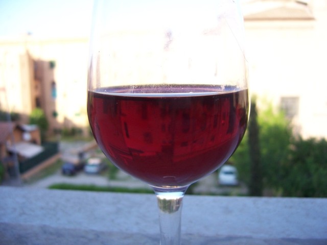 La vista desde mi ventana a trav�s de una copa de vino

The view from my window, through a glass of wine