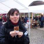 Fabiola prueba una deliciosa galleta de s�samo.

Fabiola tastes a delicious sesame cookie.