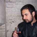 Probando vinos.

Tasting wines.