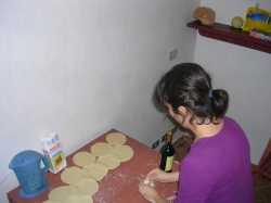 Fabiola preparando empanadas.Fabiola preparing empanadas.