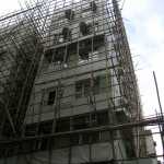 
Me llam� la atenci�n que para los andamios de algunos edificios usaban bamb� en vez de fierro.

It was surprising to see that some scaffolds were made of bambu instead of iron.
