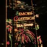 
El contraste era muy fuerte entre edificios elegantes y bonitos y decoraci�n chillona de navidad :-)

The contrast was very strong between elegant, sober buildings and cheesy christmas decoration :-)
