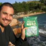 
Comiendo man� y tomando chela en la playa.

Eating peanuts and having beer at the beach.
