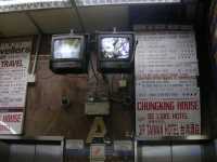 
El lugar donde me qued�: "Chunking Mansions", el lugar donde se concentra el alojamiento m�s barato (y s�rdido) de Hong Kong.

The place where I stay: "Chunking Mansions", the place where the cheaper (and more sordid) places for sleeping in Hong Kong can be found.
