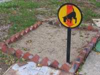 
Hab�an ba�os p�blicos en varios puntos de la ciudad, y junto a ellos normalmente estaba tambi�n el ba�o para perros.

There were public toilets in several places in the city, and next to them usually also a place for dogs.
