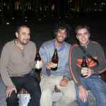 
Los primeros tres d�as me qued� en un hostel donde conoc� a T. de Israel y N. de Argentina. Nos fuimos a tomar unas cervezas a una plaza ...

The first three days I stayed at a hostel where I met T. from Israel and N. from Argentina. We went to have some beers in the street ...
