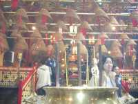 
Un templo, con muchos inciensos colgando del techo. El incienso reemplaza al rol de las velas en las iglesias occidentales.

A temple, with many incense sticks hanging from the cealing. The incense replaces the role of the candles in western churches. 

