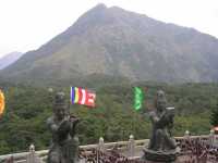 
Todo el paisaje de Hong Kong es muy verde.

All of the landscape in Hong Kong is very green.
