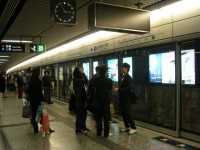 
El and�n del metro, muy limpio y con puertas para que la gente no se caiga/tire a las v�as.

The metro platform, very clean and with gates so people do not fall/throw themselves to the railways.
