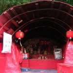 
Un peque�o templo en el extremo de la villa.

A little temple at one end of the village.

