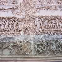 Fuera del Duomo, este relieve que representa el infierno

Outside the Duomo, this engraving depicts hell
