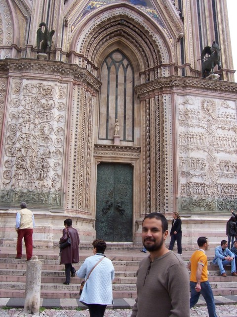 ChaTo frente a la Catedral

ChaTo in front of the Cathedral