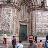 ChaTo frente a la Catedral

ChaTo in front of the Cathedral