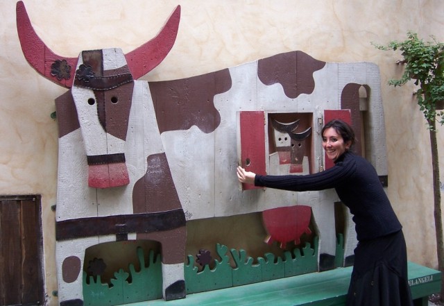 En una callejuela de Orvieto encontramos esta linda vaca de madera con terneritos

In a little street in Orvieto we found this nice wooden cow and her little calves