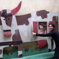 En una callejuela de Orvieto encontramos esta linda vaca de madera con terneritos

In a little street in Orvieto we found this nice wooden cow and her little calves