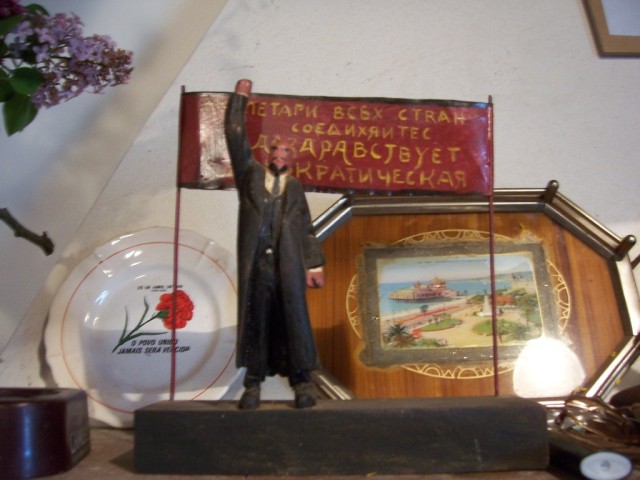 Una estatuilla rusa de Vladimir Ilich Ulianov (Lenin)

A small russian figure of Vladimir Ilich Ulianov (Lenin)