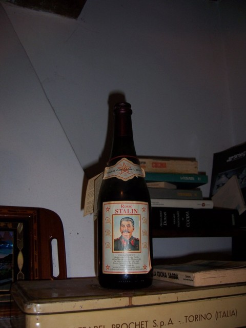 Un vino con etiqueta de I�siv Zissari�novich Dzugahsvihli (Stalin)

A wine with I�siv Zissari�novich Dzugahsvihli's (Stalin) label