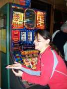 Jugando en una m�quina tragamonedas en un bar.Playing with a slot machine on a Bar.