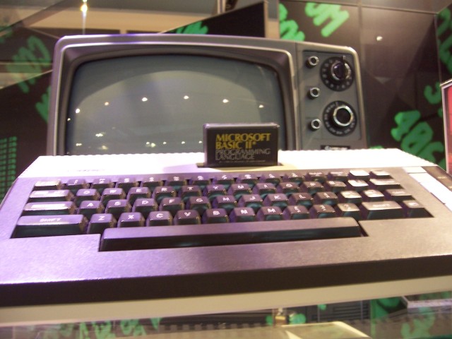 Teclado de un Atari 800XL con un cartridge de BASIC II.

Keyboard of an Atari 800X computer with a BasicII cartridge.