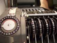 Detalle de una maquina cifradora, la rueda de la izquierda es para escribir el mensaje.

Detail of a cipher machine, the wheel on the left is for writing the message.