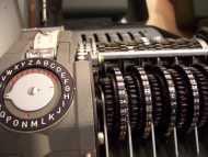 Detalle de una maquina cifradora, la rueda de la izquierda es para escribir el mensaje.

Detail of a cipher machine, the wheel on the left is for writing the message.