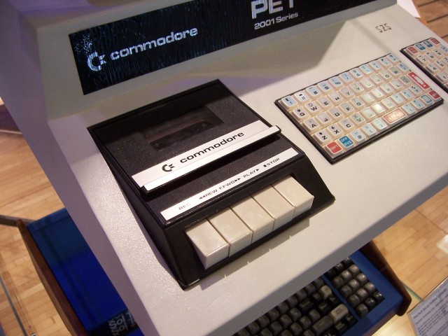 Cassettera de un Commodore: las velocidades tipicas en la cinta eran del orden de 1 kilobit por segundo.

A Commodore with cassette: the typical tape speed were in the order of 1 kilobit per second.