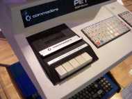 Cassettera de un Commodore: las velocidades tipicas en la cinta eran del orden de 1 kilobit por segundo.

A Commodore with cassette: the typical tape speed were in the order of 1 kilobit per second.