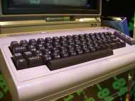 Detalle del teclado de un Commodore, incluyendo teclas para dibujar con s�mbolos y c�digos de color.

Detail of the keyboard of a Commodore, including keys for drawing with symbols and color codes.